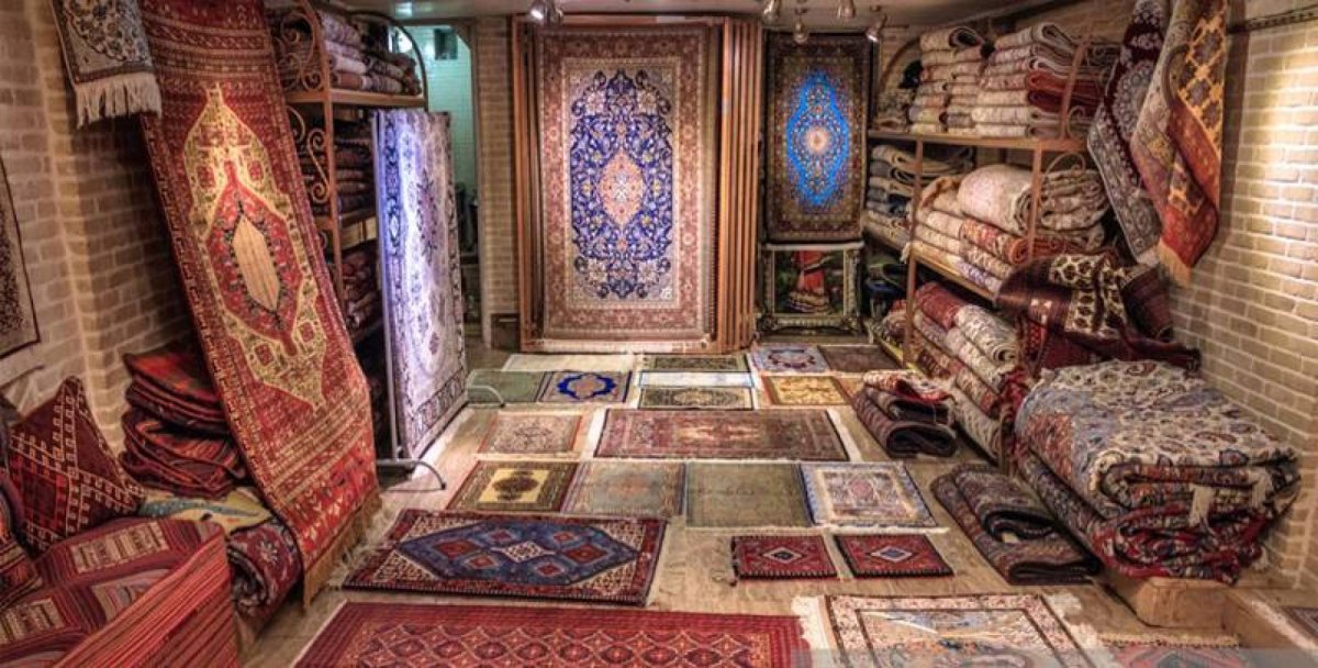 Персидский ковер на стене