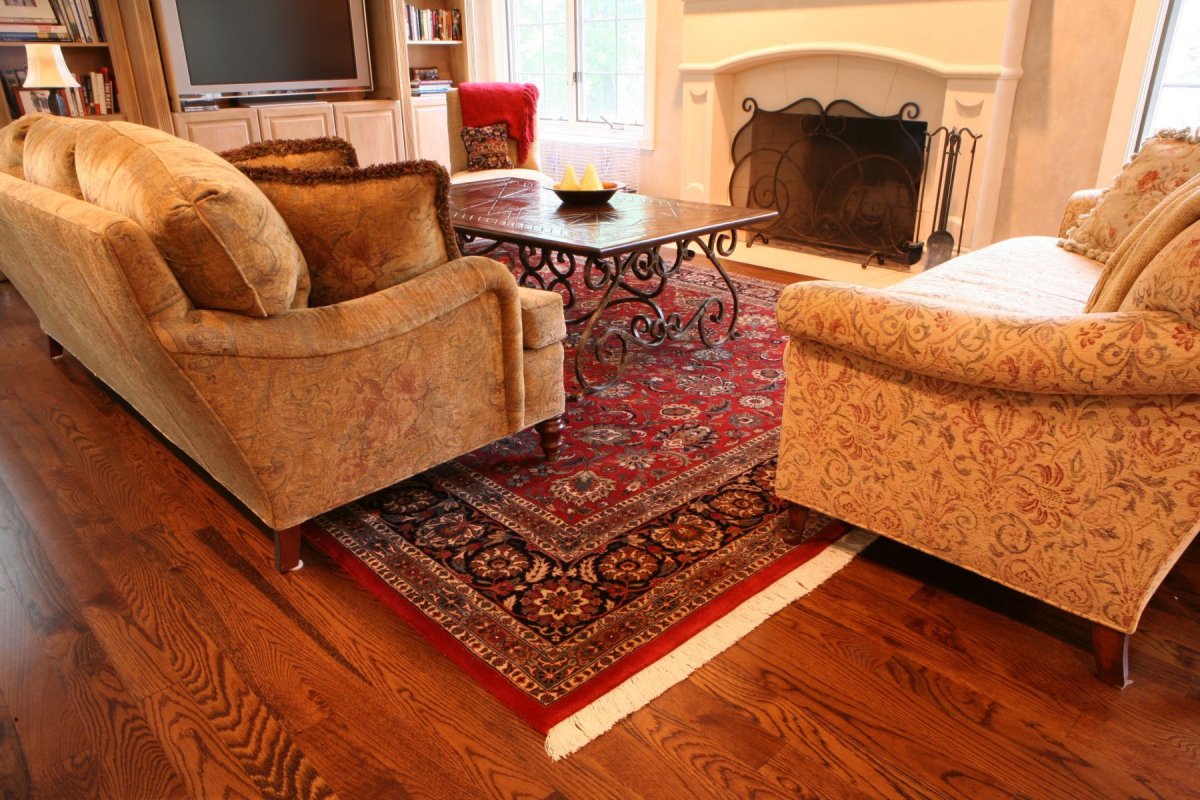 Старый ковер в интерьере