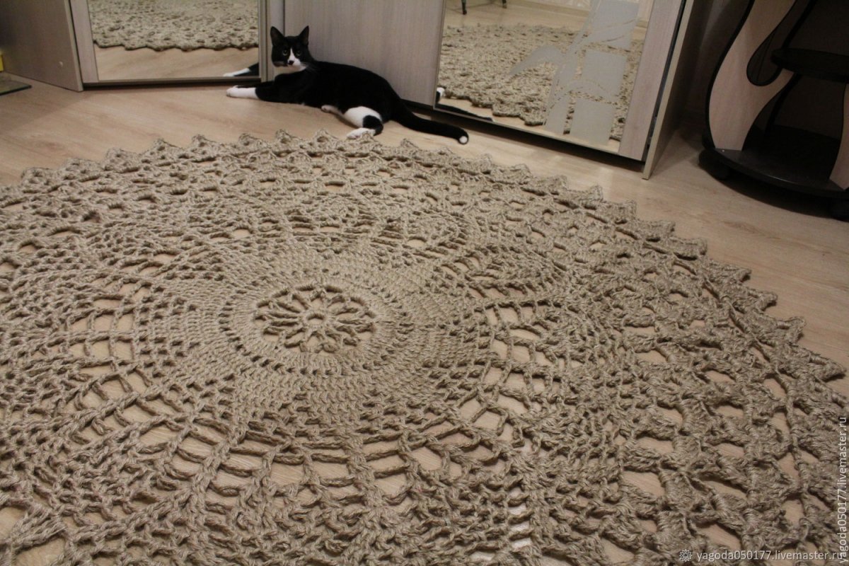 Круглый коврик из джута