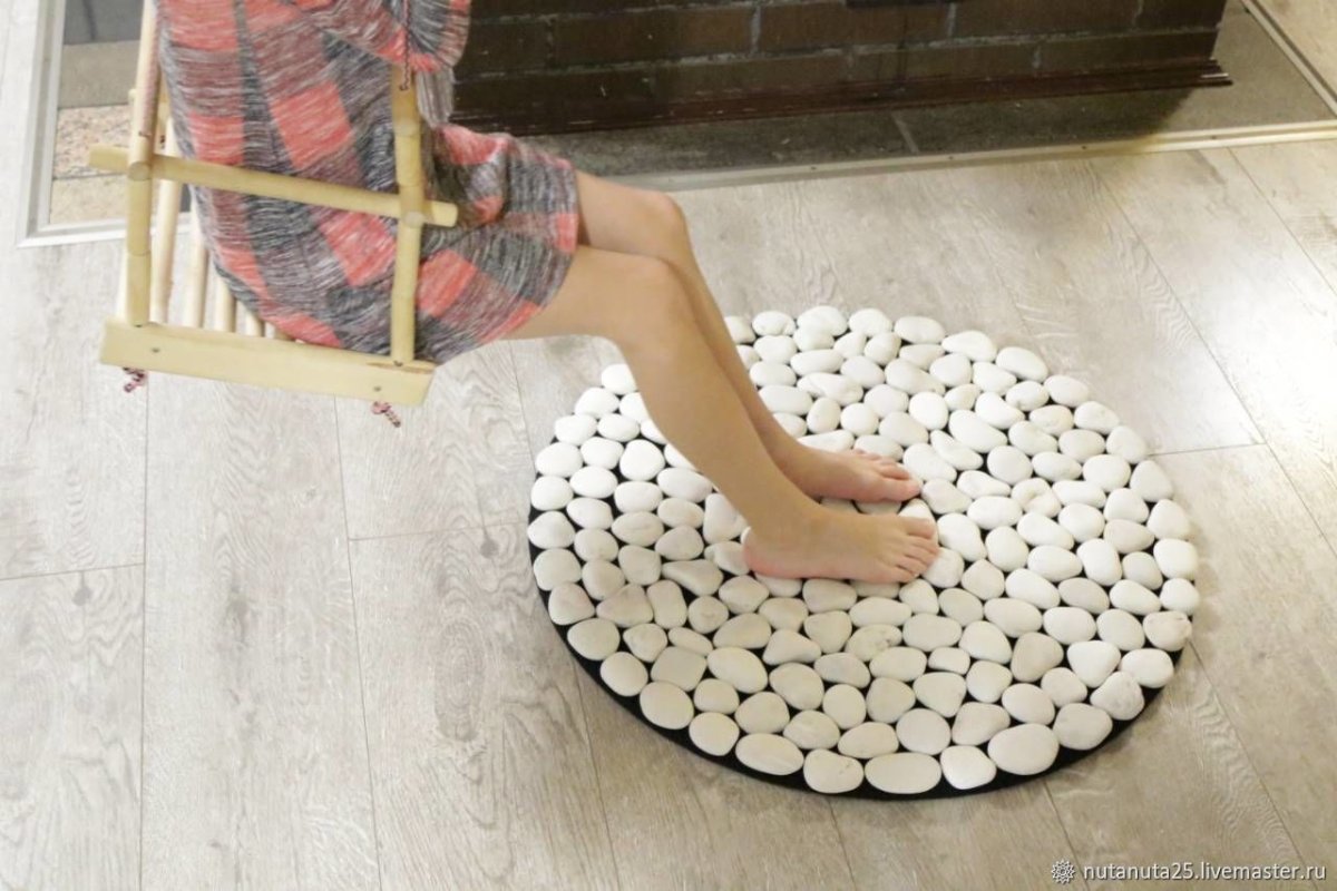 Ковер из белой гальки