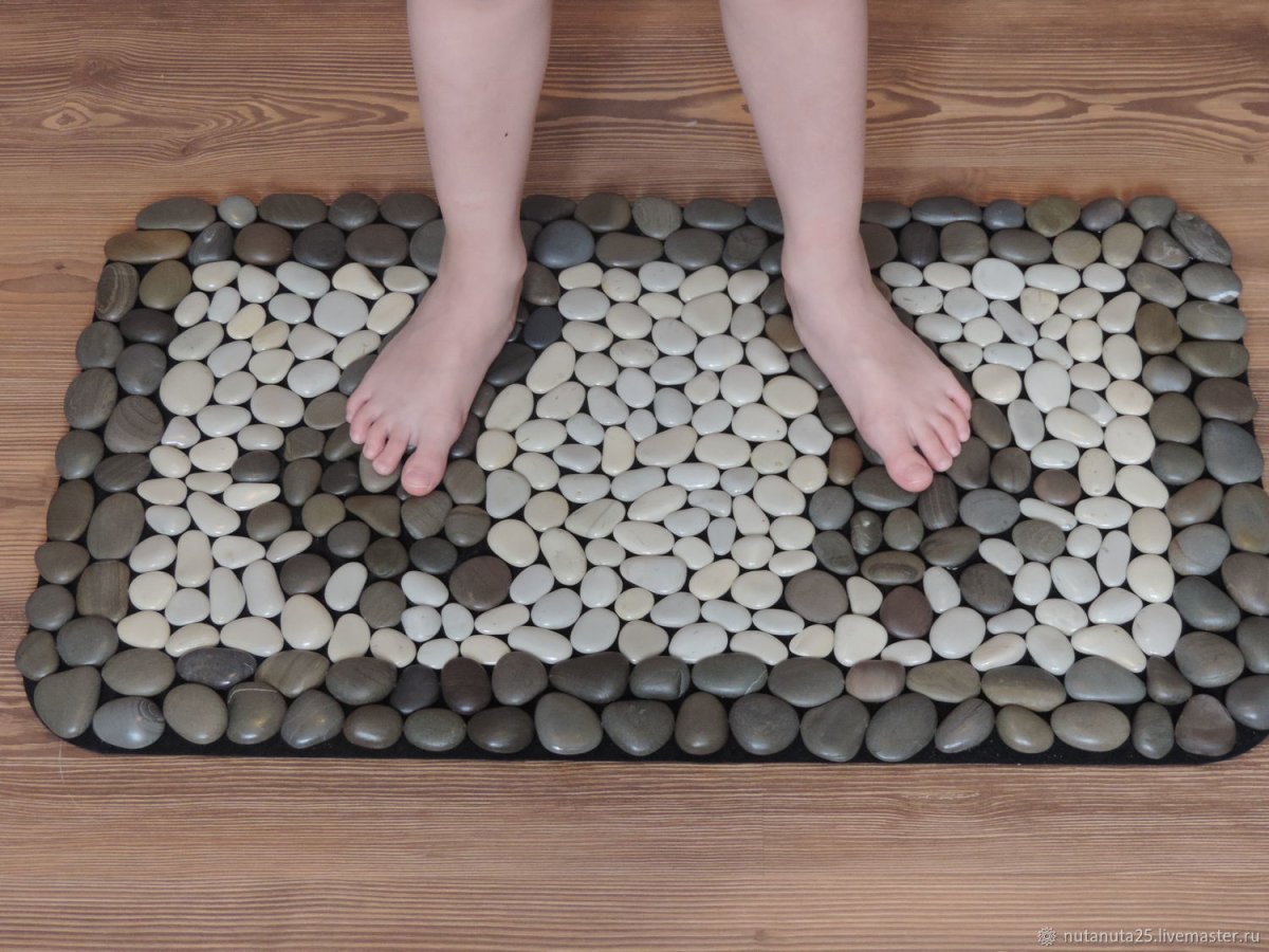 Коврик в ванную из гальки