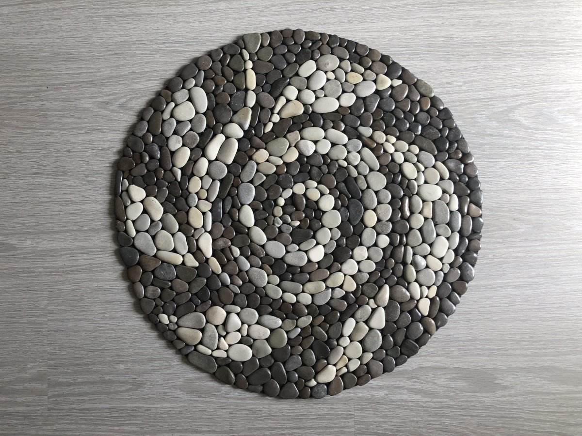 Коврик из плоских камней