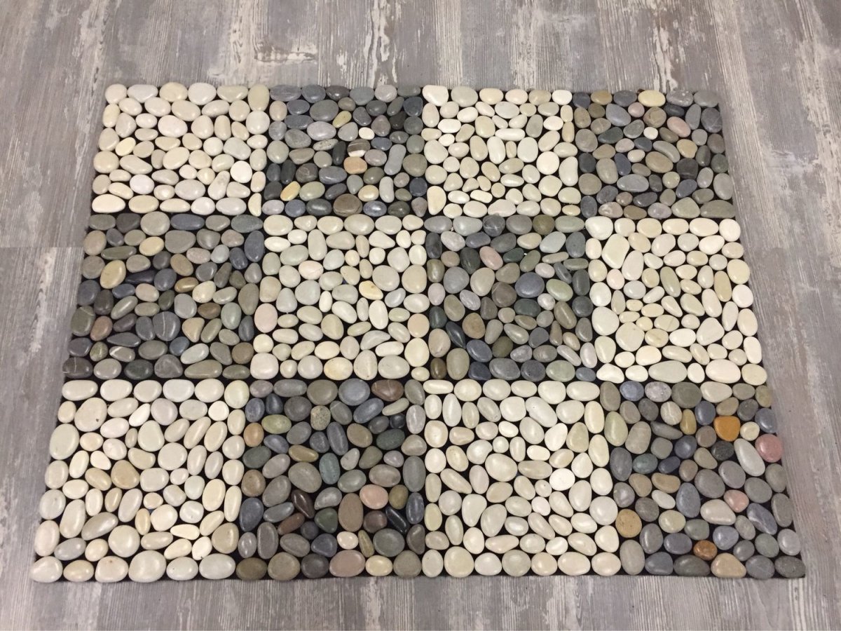 Пол из камешков