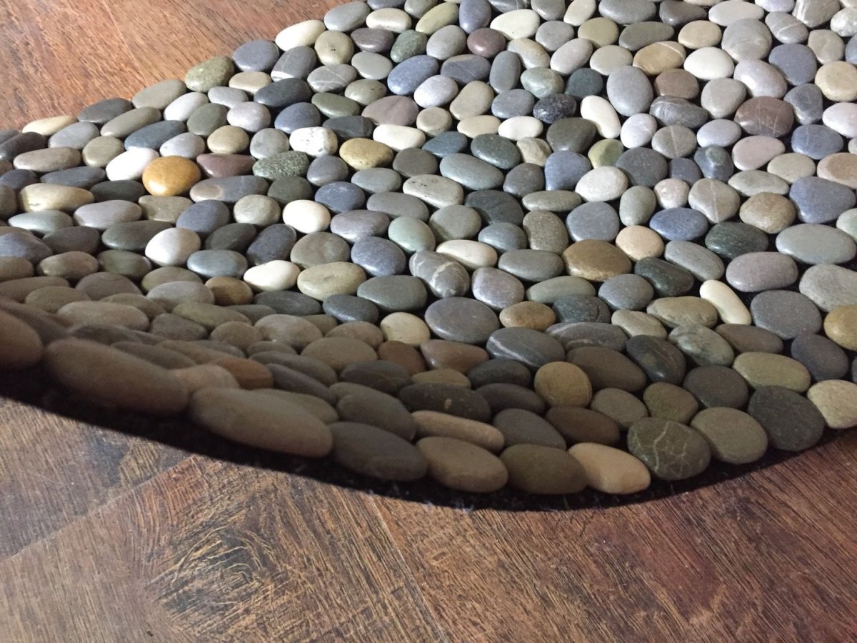 Коврик из речных камней