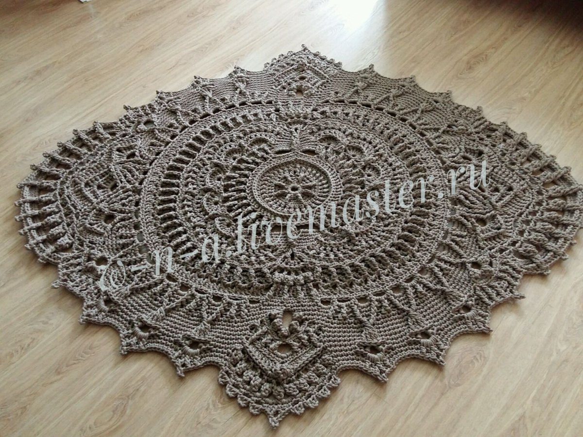 Вязаный коврик из джута