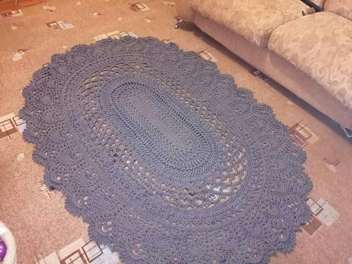 Коврик овальный крючком коричневый