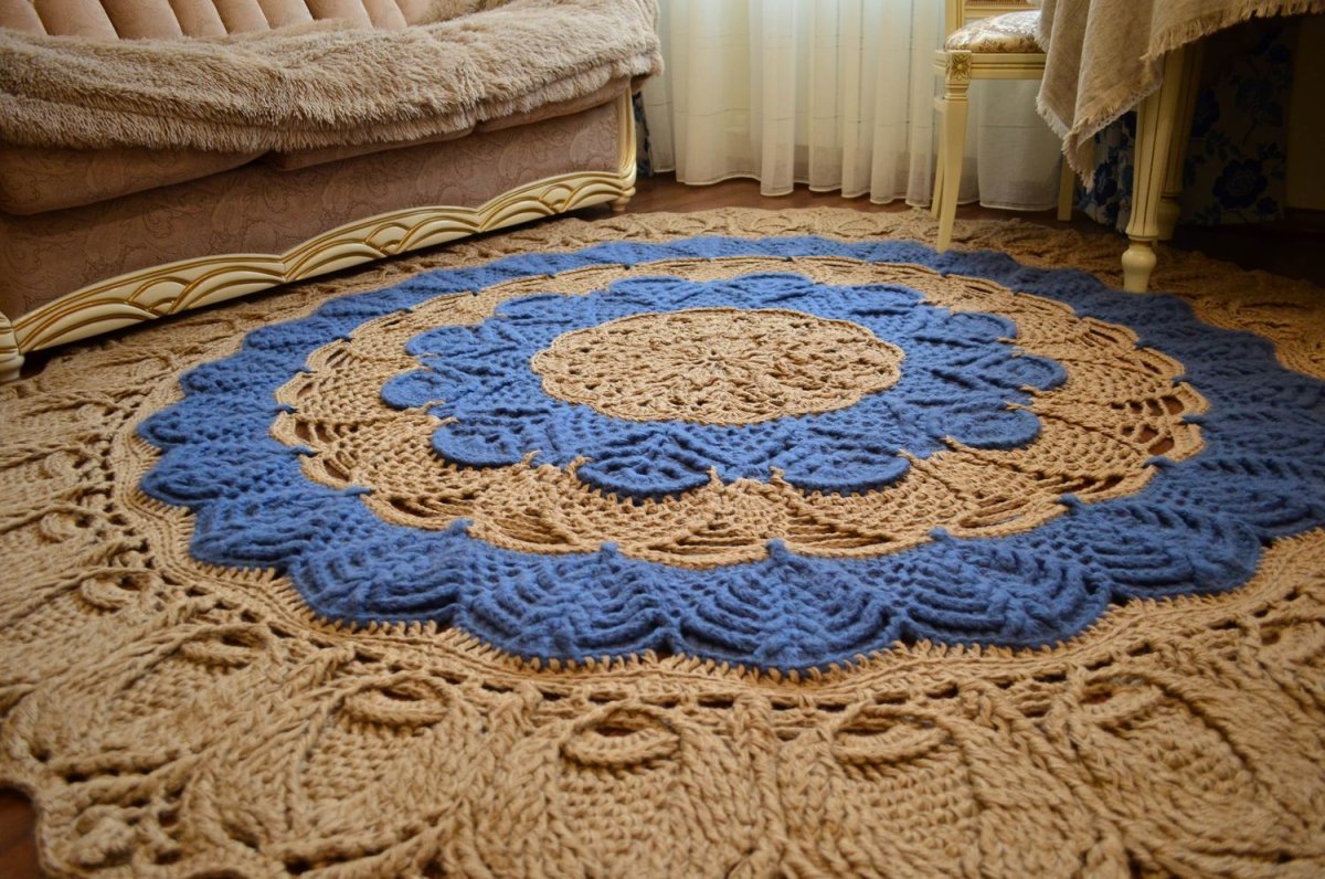 Вязаный коврик из джута