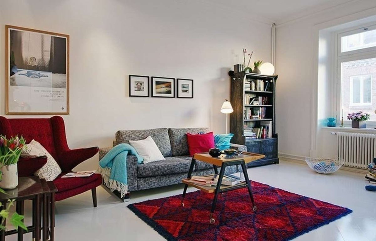 Яркий ковер в скандинавском интерьере