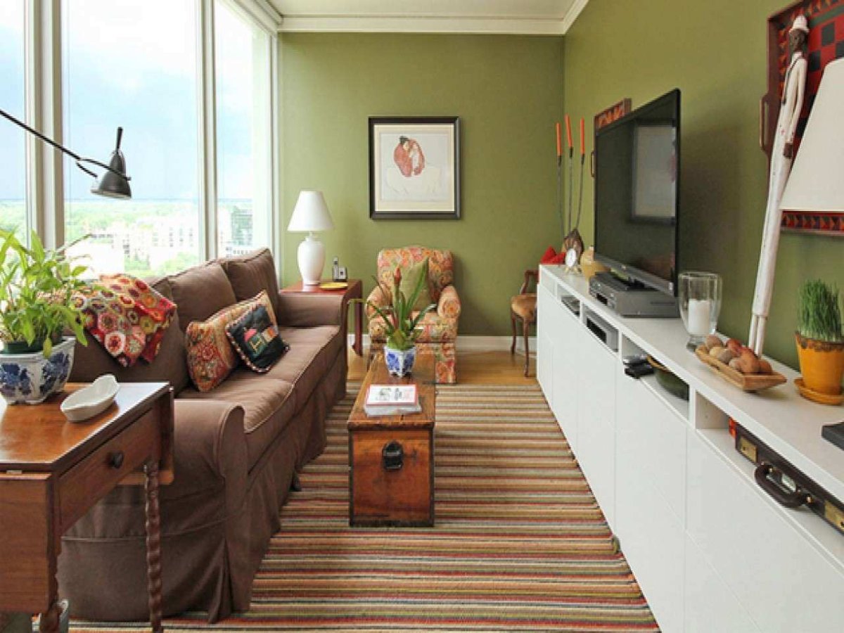 Интерьер длинной комнаты с двумя окнами