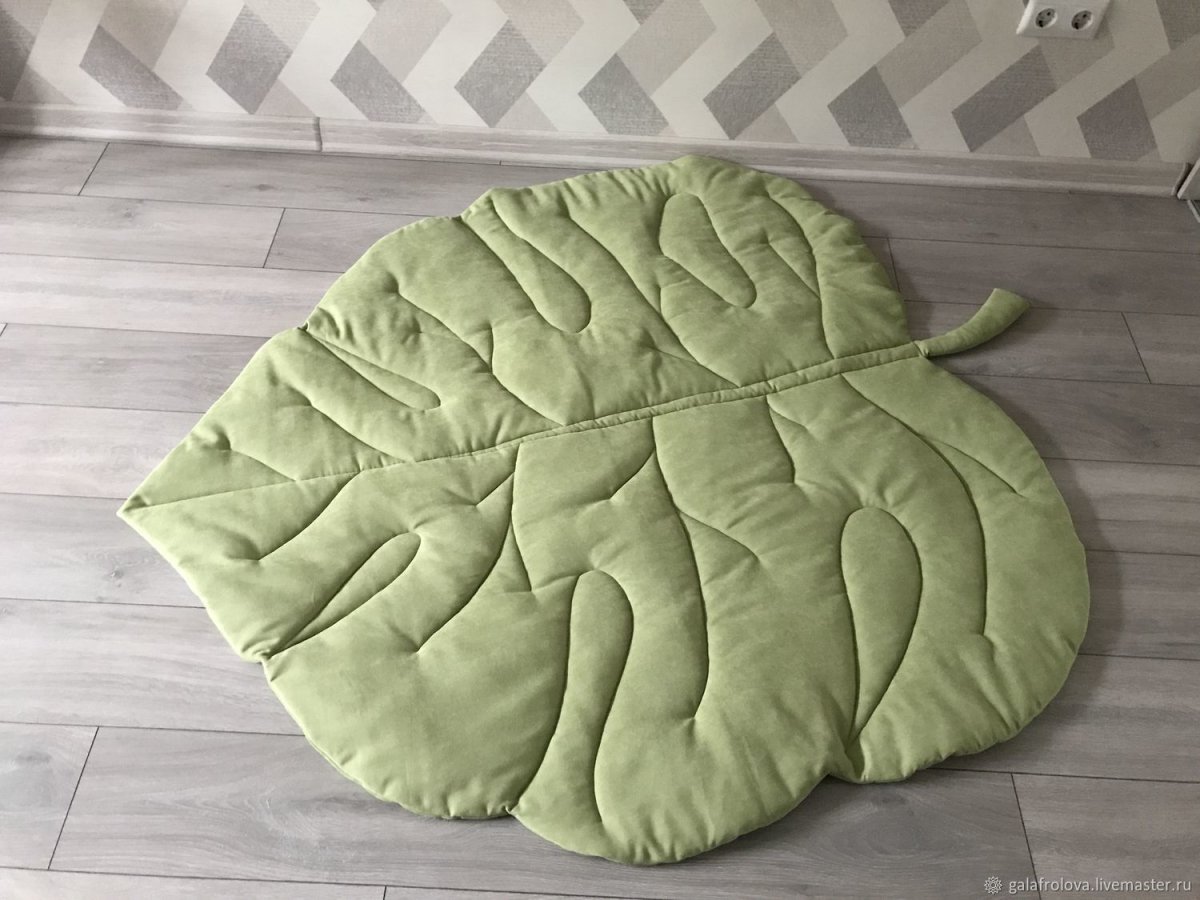 Ковер с листьями монстеры