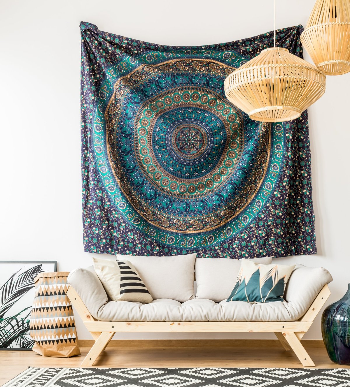 Белый ковер на стене в интерьере