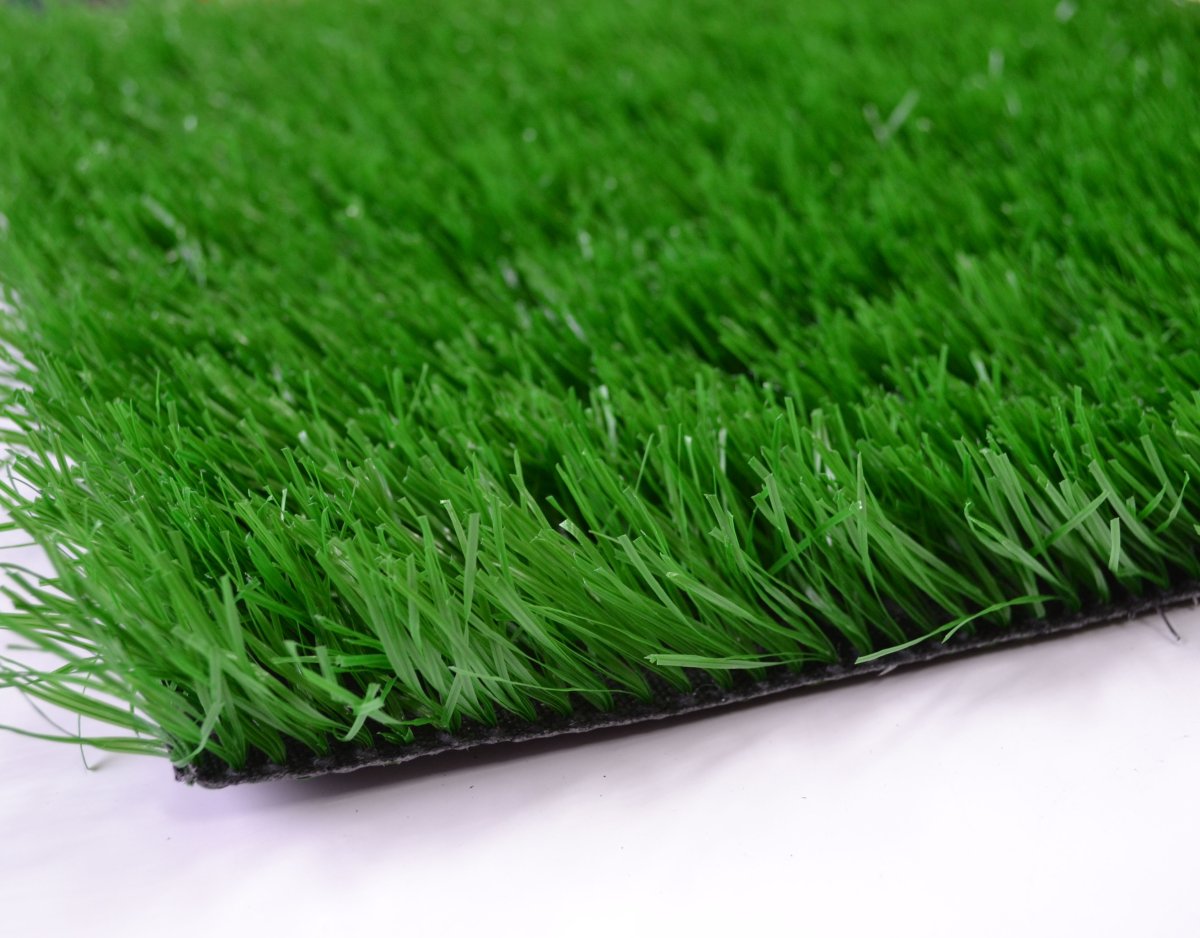 Искусственная трава на балконе на стене