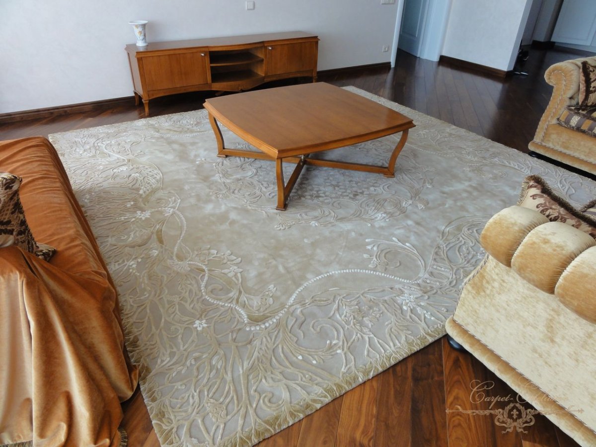 Шёлковые ковры в интерьере гостиной