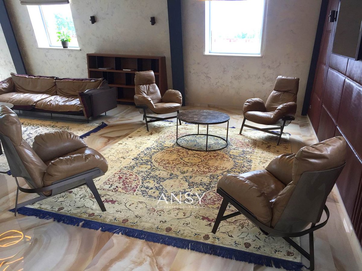 Состаренный ковер в интерьере гостиной