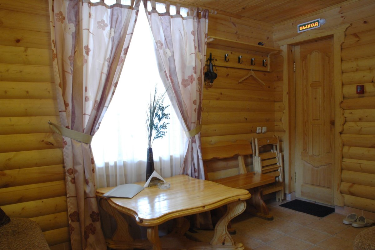 Комната отдыха в бревенчатой бане