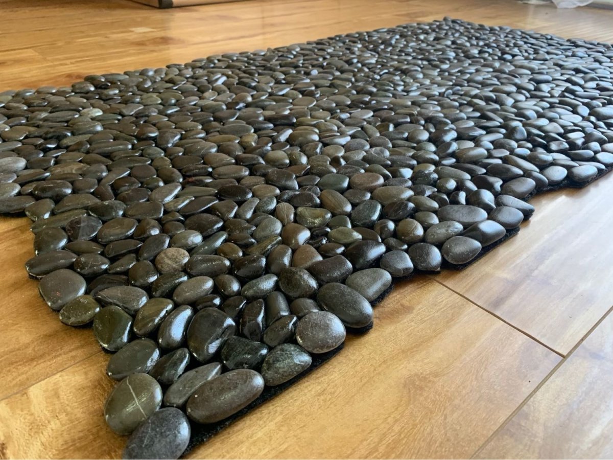Массажный коврик из гальки