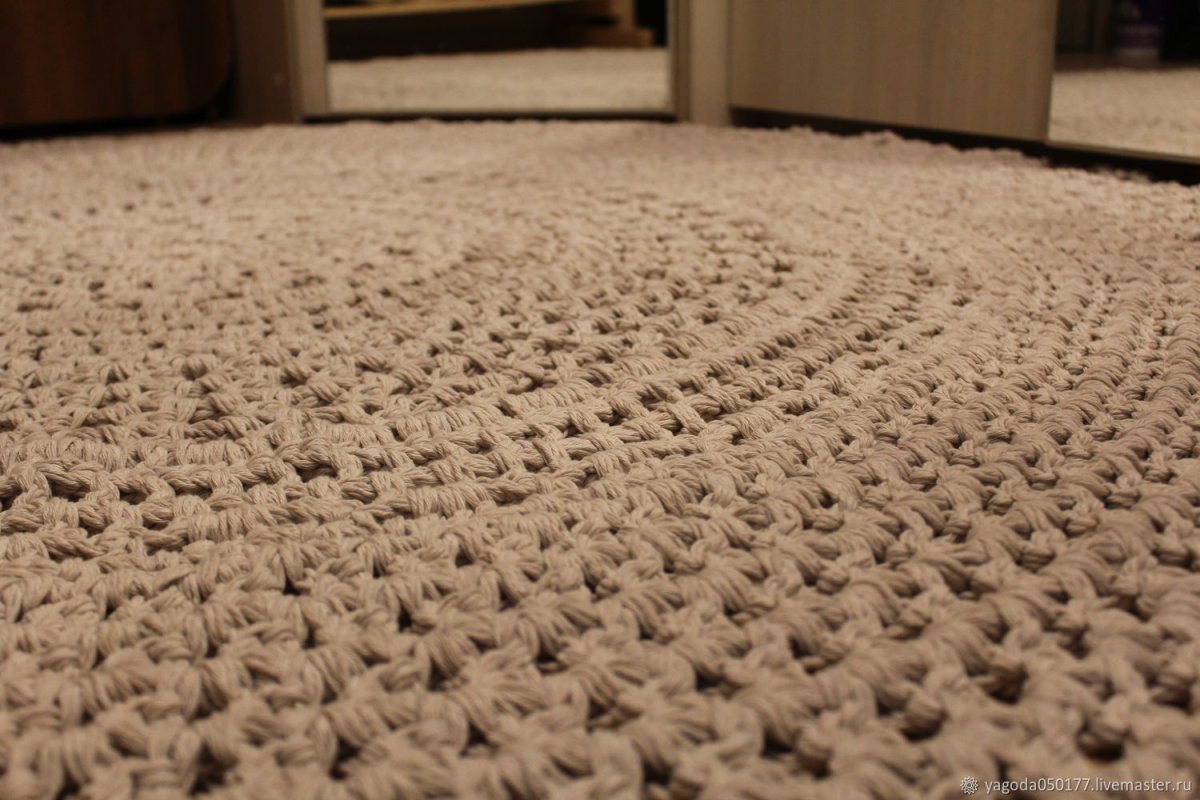 Вязаный ковер из шнура