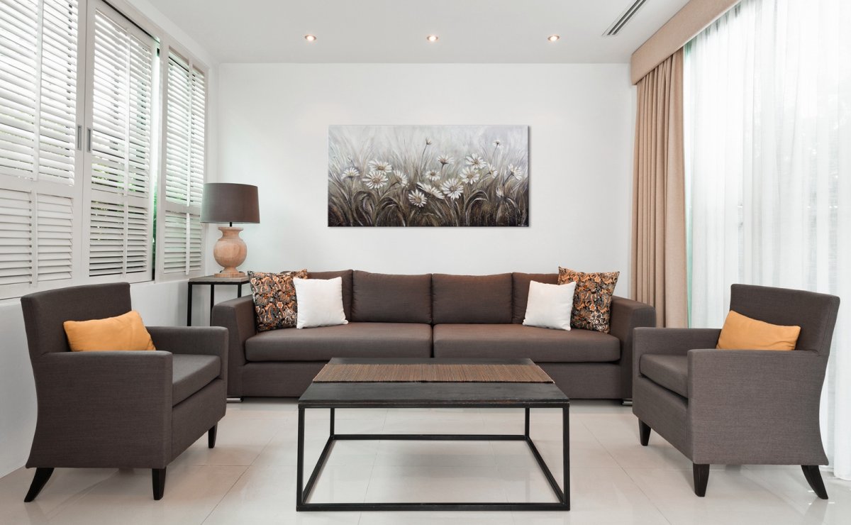 Коричневый диван в интерьере