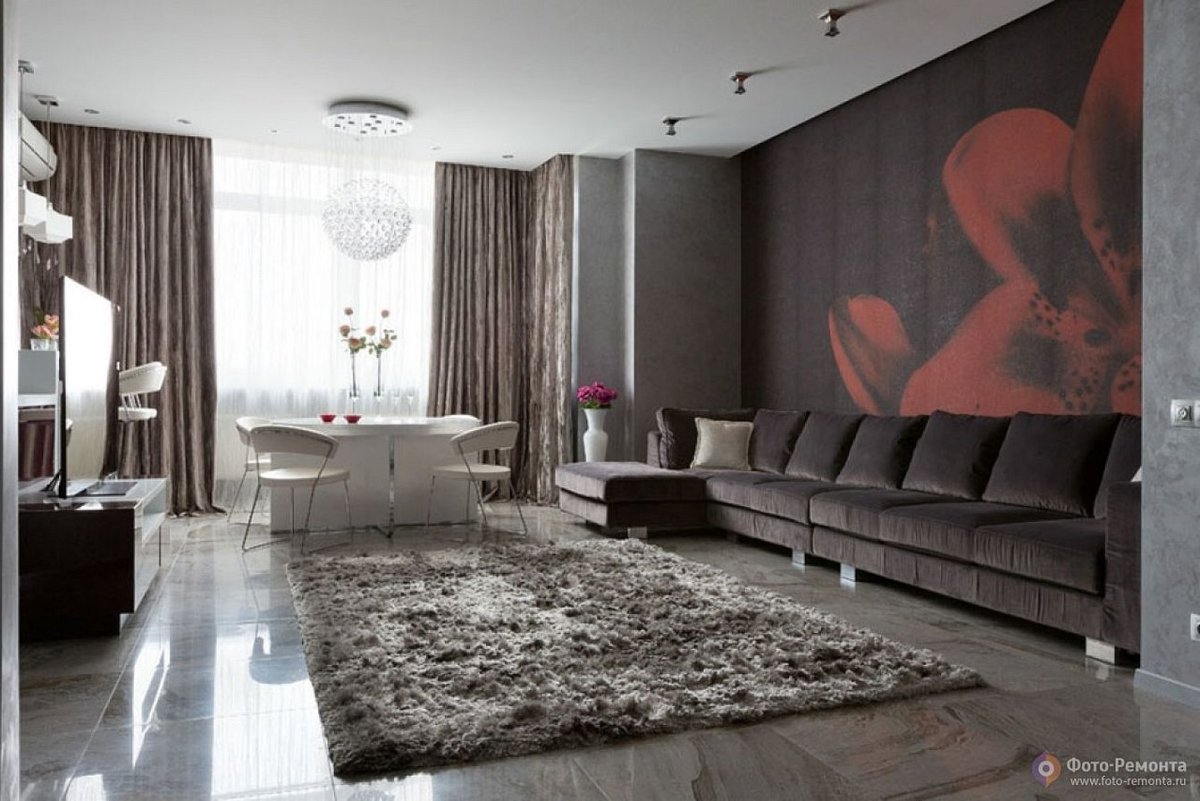 Коричневый ковер и шторы в интерьере гостиной