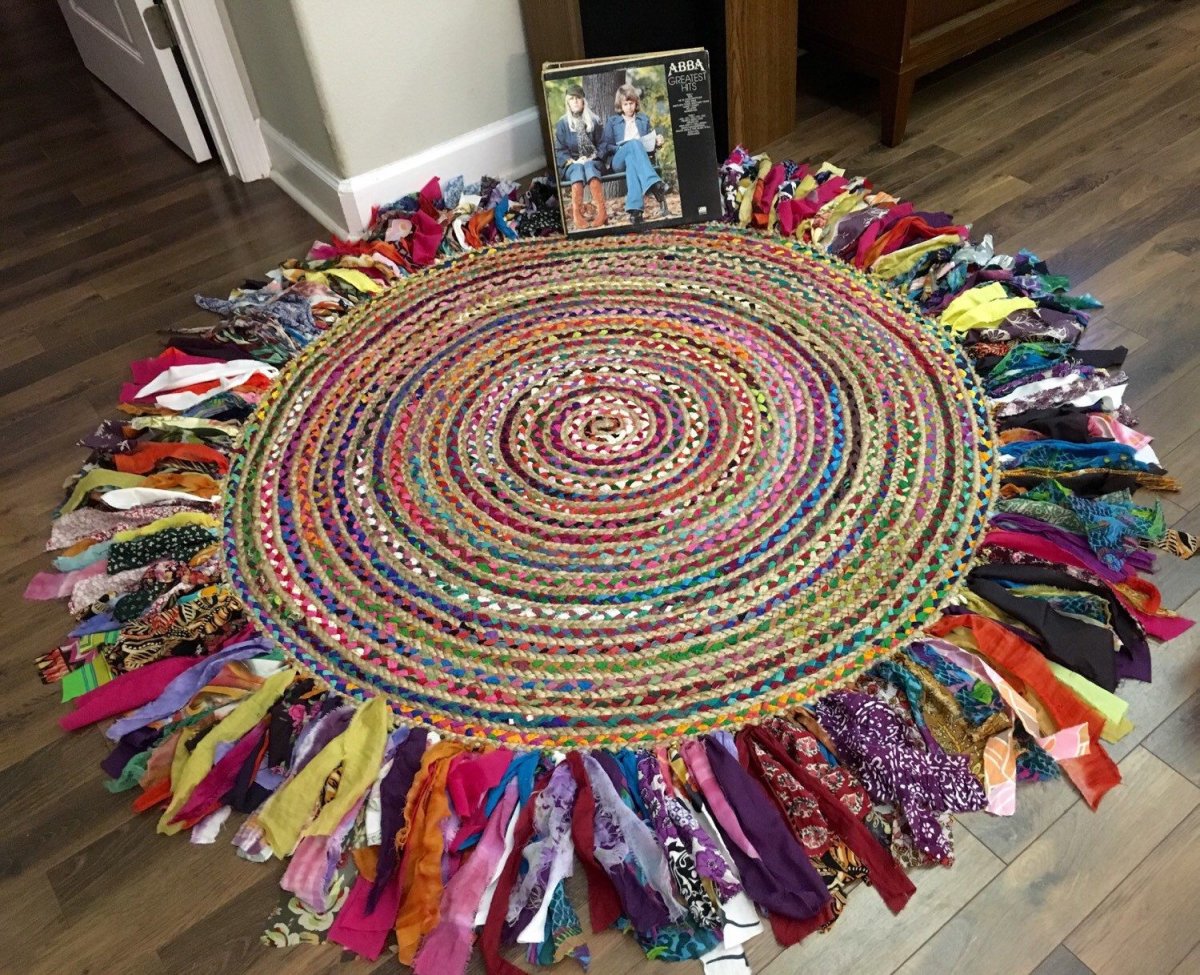 Необычные коврики из старых вещей