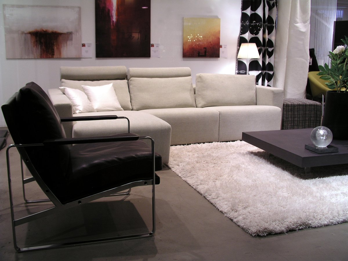 Ковер у дивана в интерьере