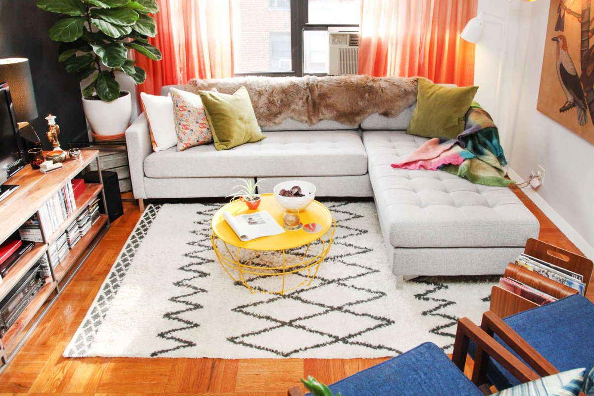 Угловой диван и ковер в интерьере
