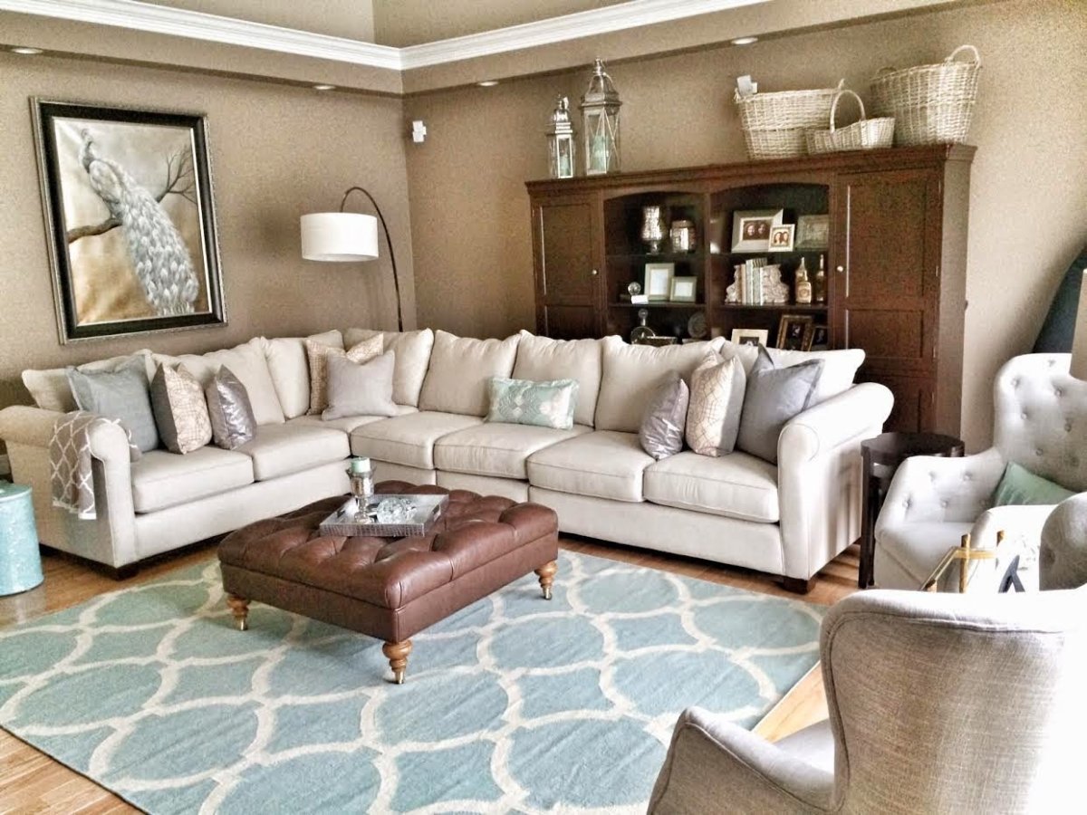 Ковры в интерьере гостиной с угловым диваном