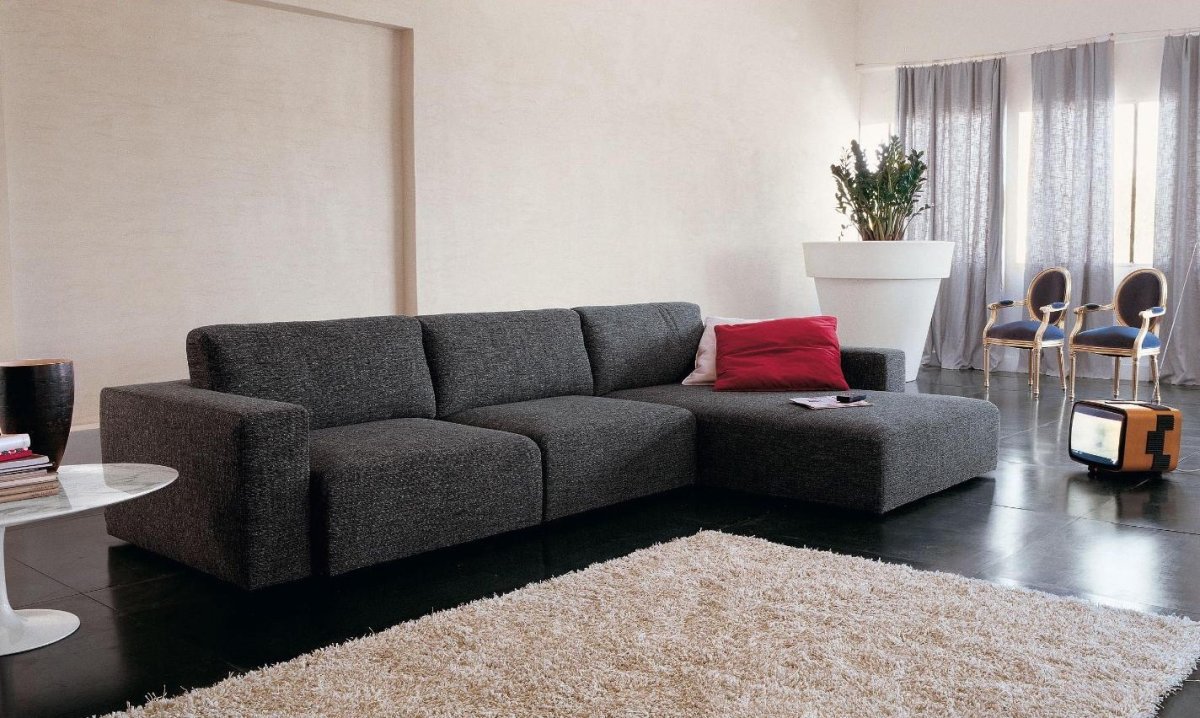 Графитовый диван в интерьере