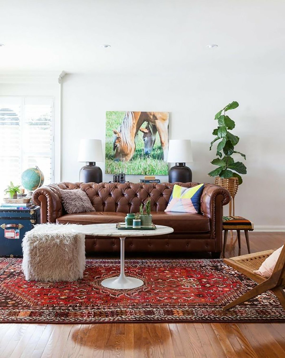 Ковер к коричневому дивану