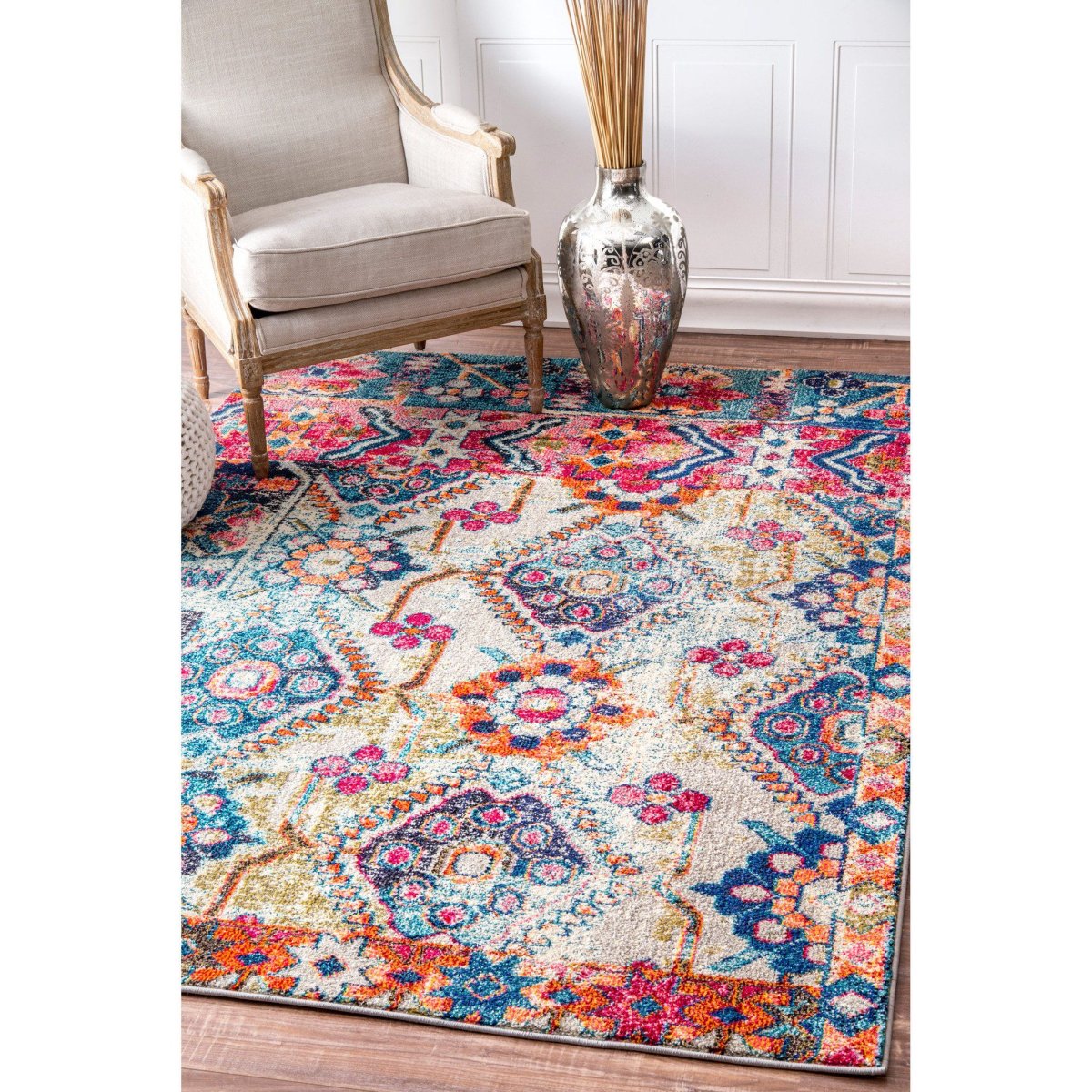 Интерьер с восточным ковром на полу