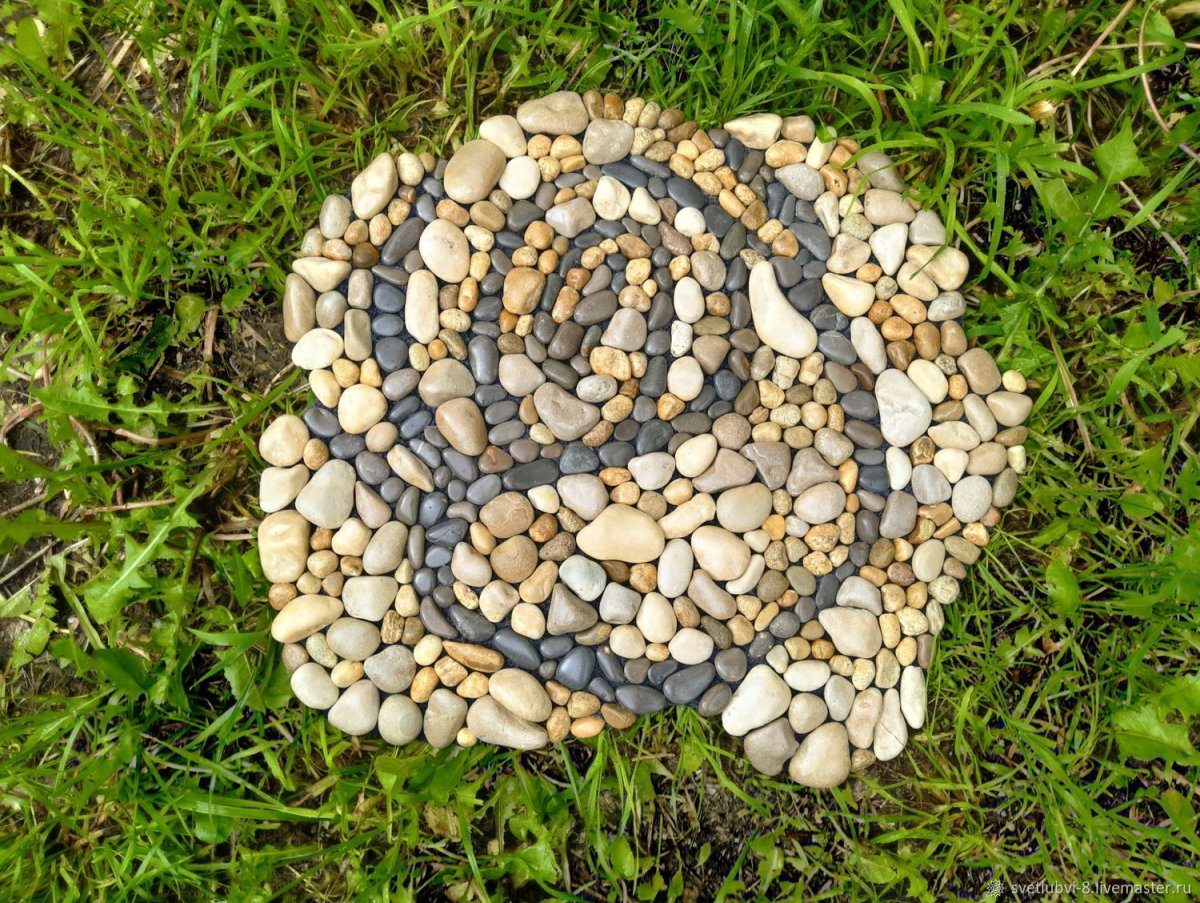 Галька в саду