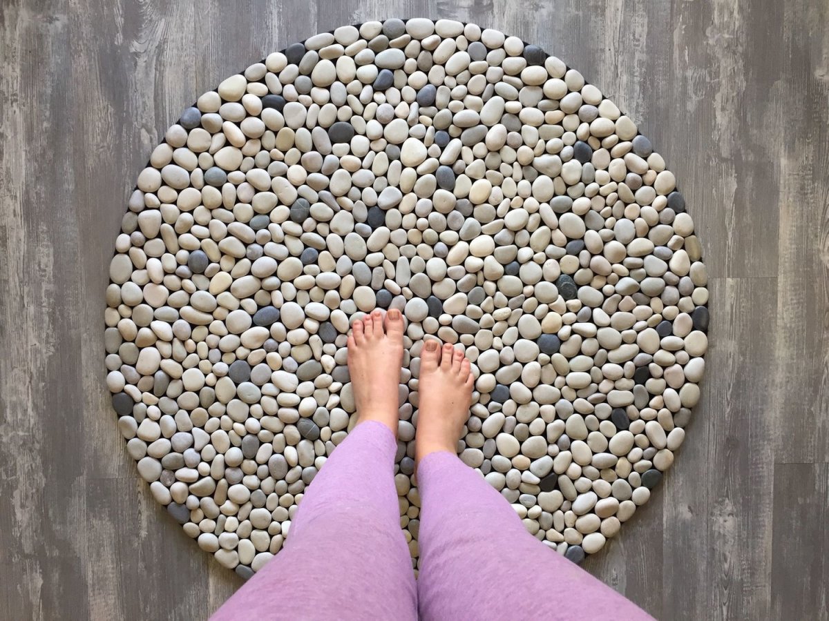 Коврик из камней для ванной