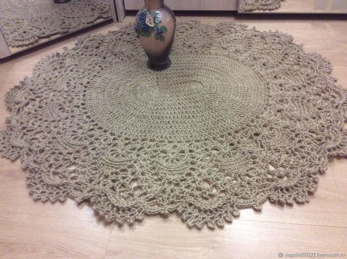 Вязаный коврик из джута