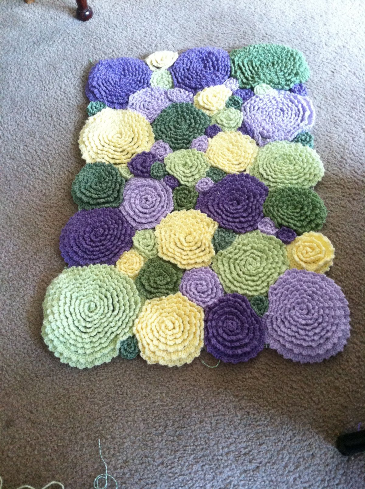 Ковер из вязаных роз
