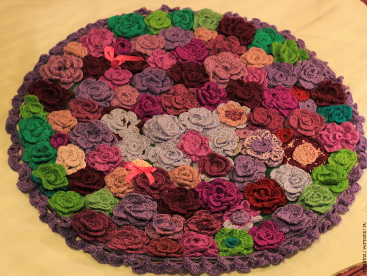 Ковер из вязаных роз