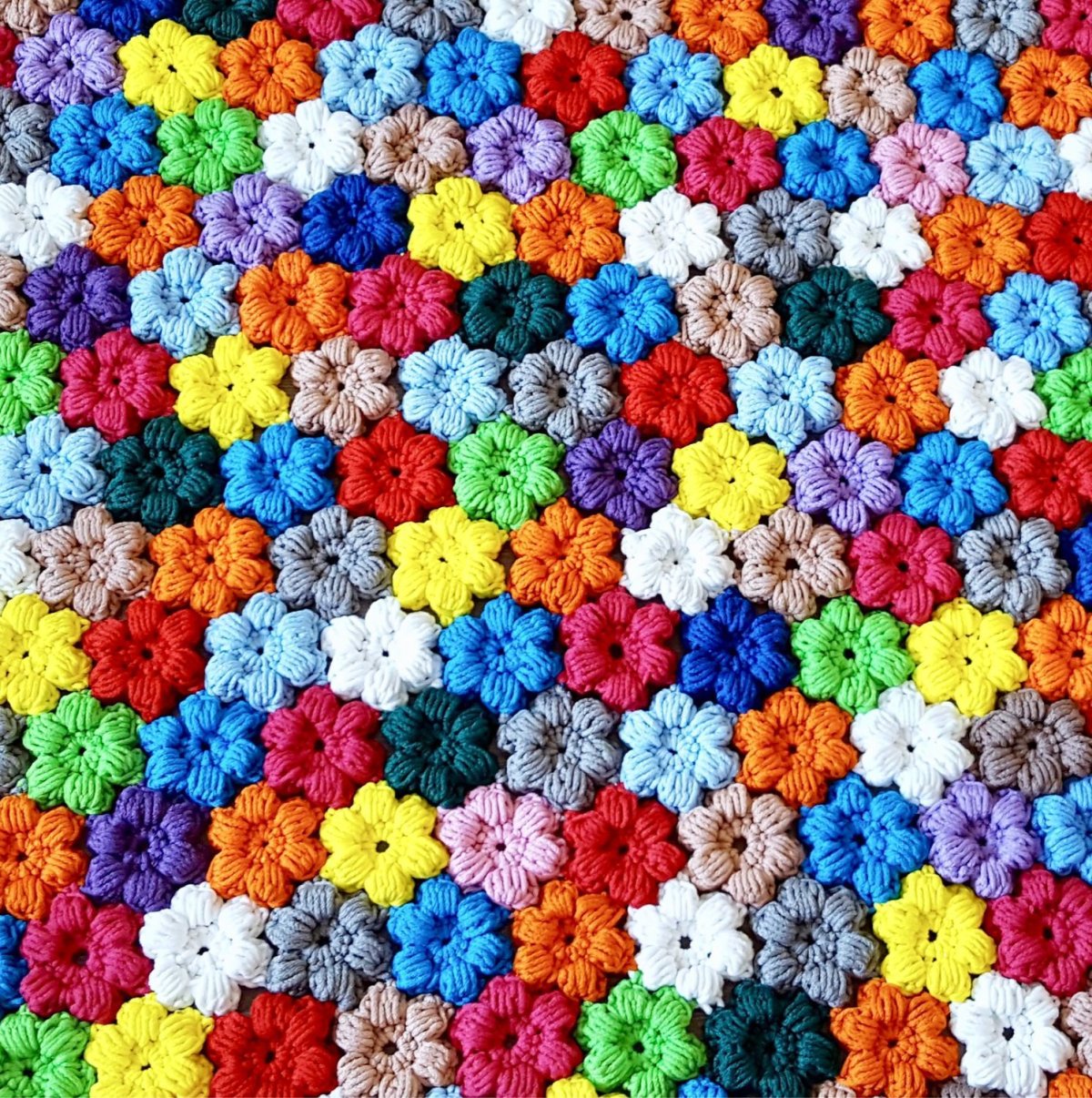 Коврик из вязаных цветочков