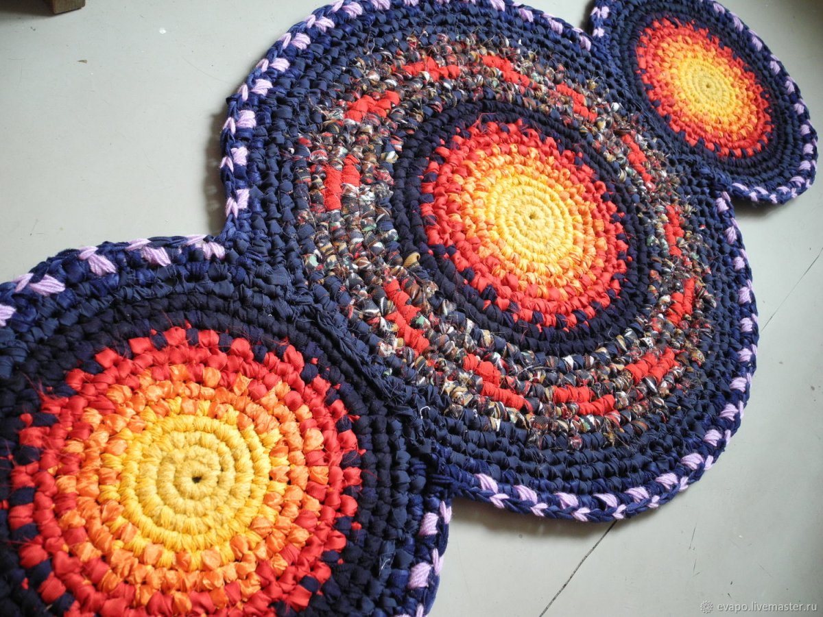 Коврик из вязаных кружков