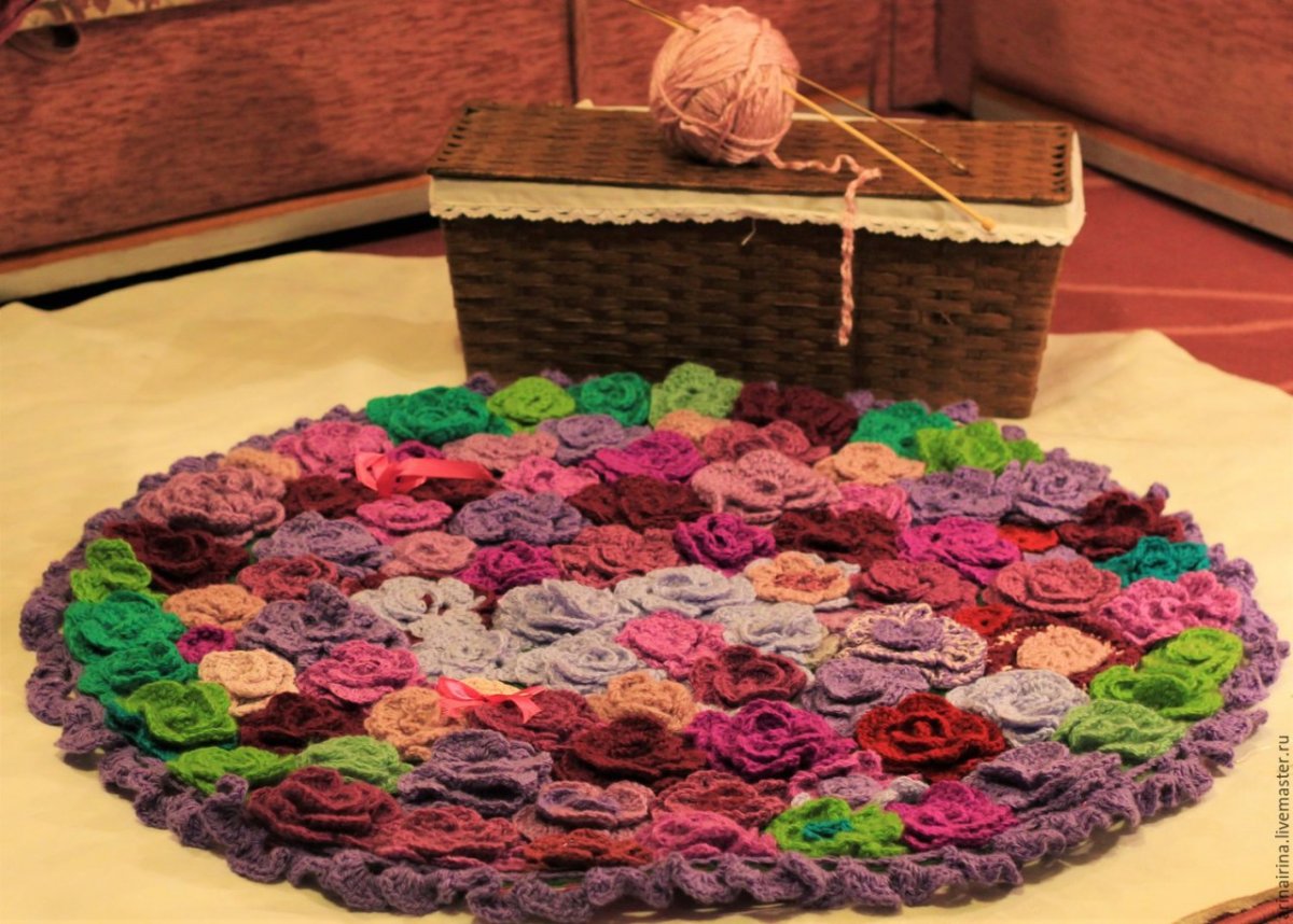 Коврик из вязаных цветов