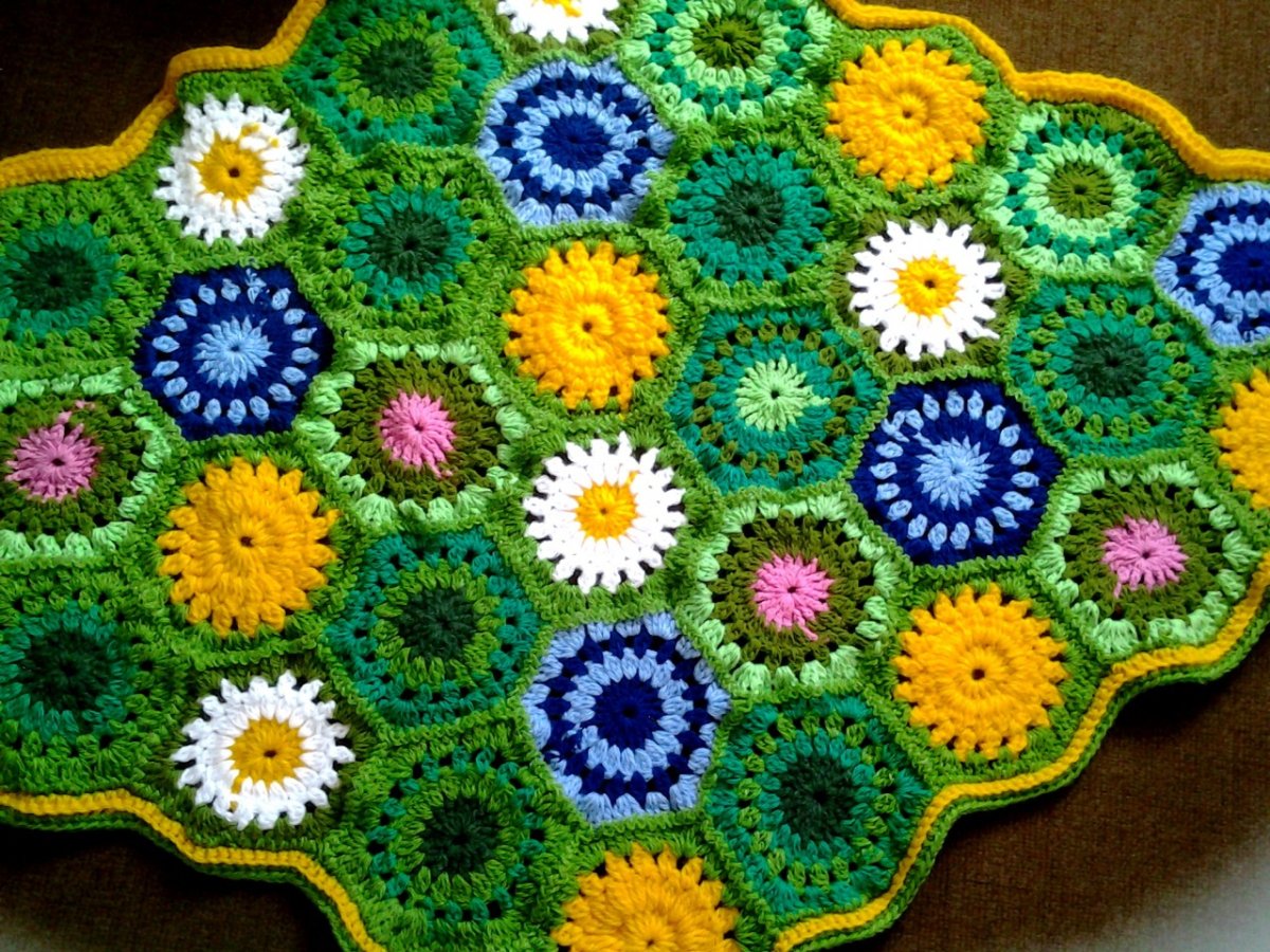 Вязаный ковер в комнату для девочки