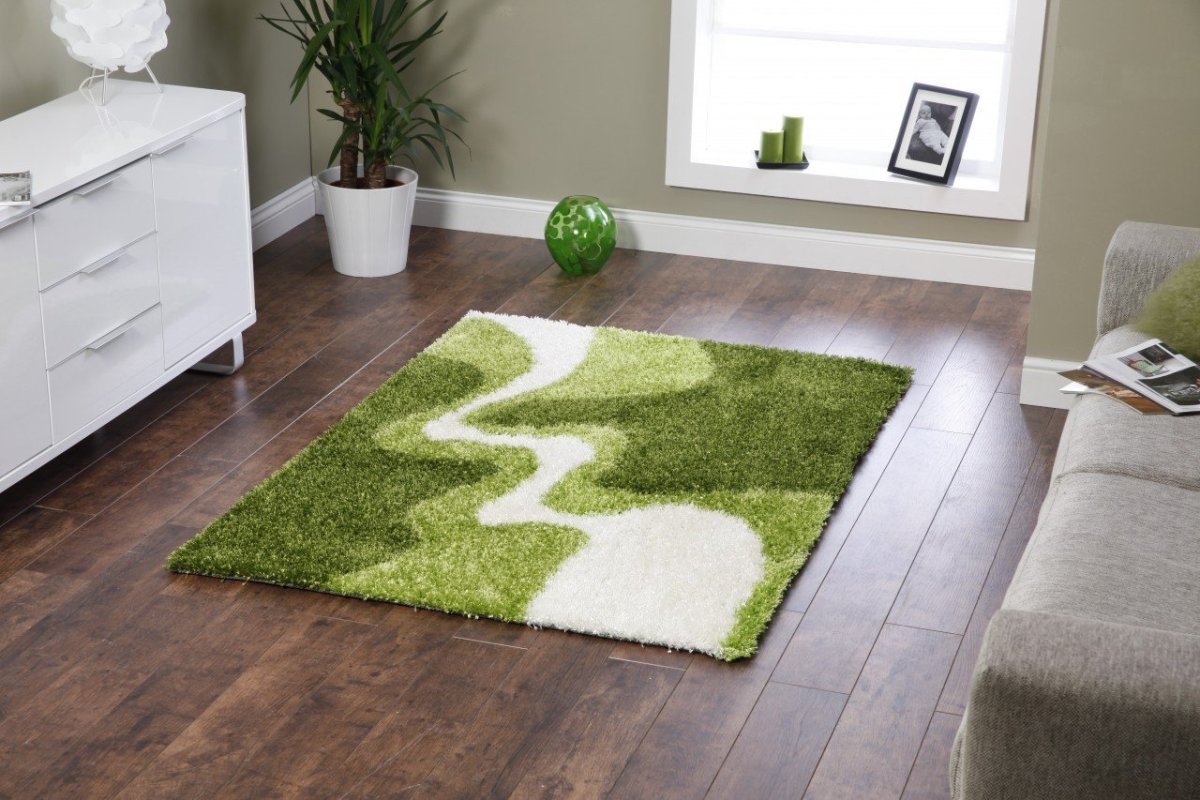 Зеленый ковер в интерьере гостиной