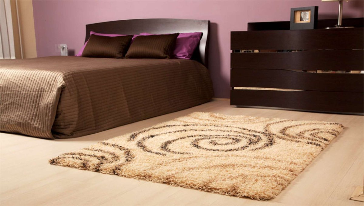 Коричневые коврики в спальне