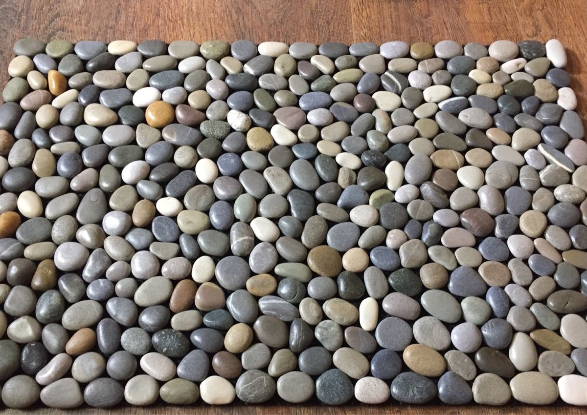 Коврик из белой гальки