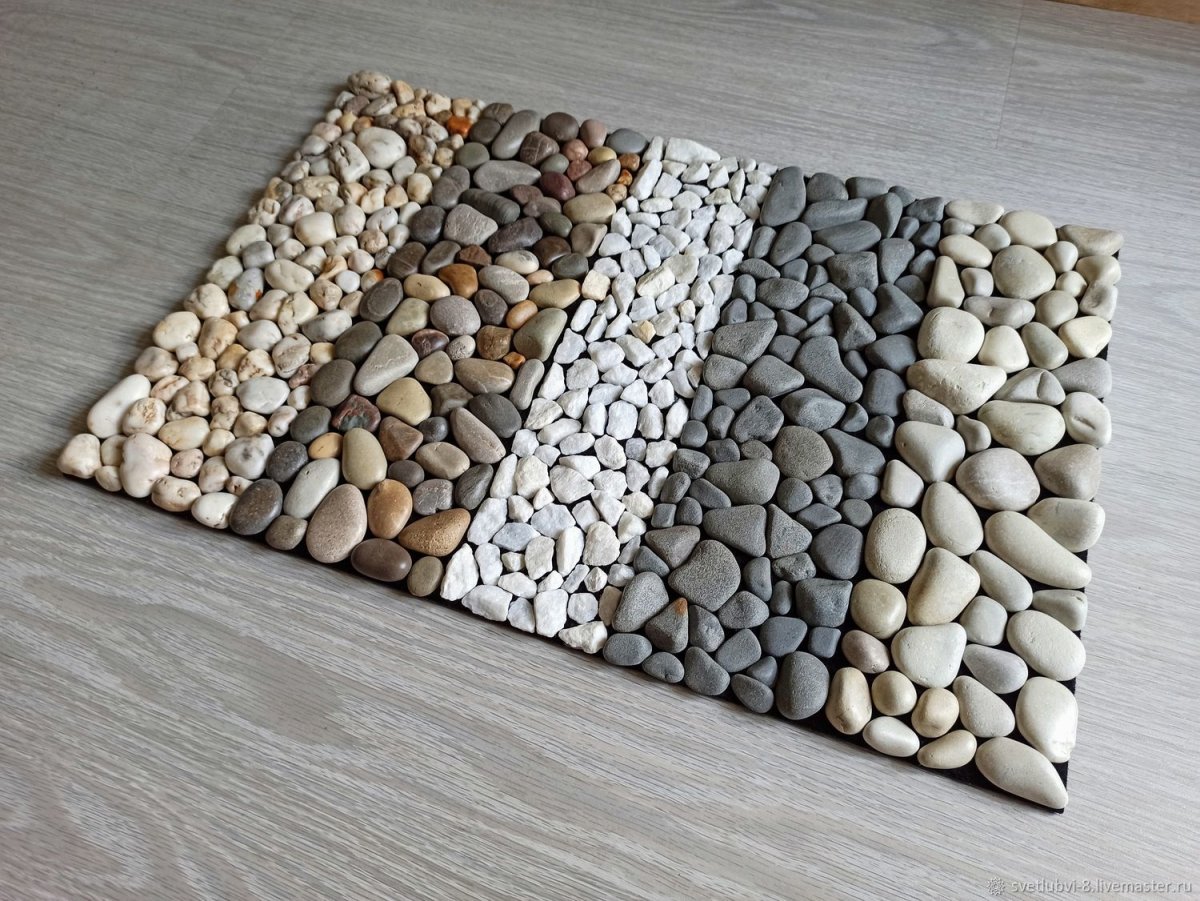 Коврик из гальки в интерьере ванной