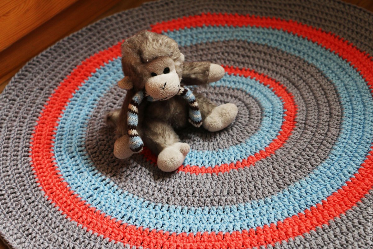 Вязаный коврик из помпонов