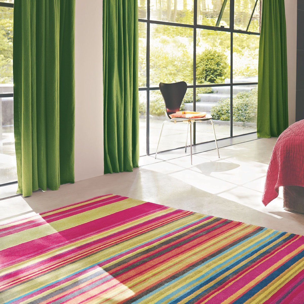 Яркий полосатый ковер
