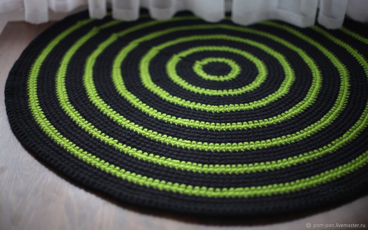 Коврик из трикотажных полосок