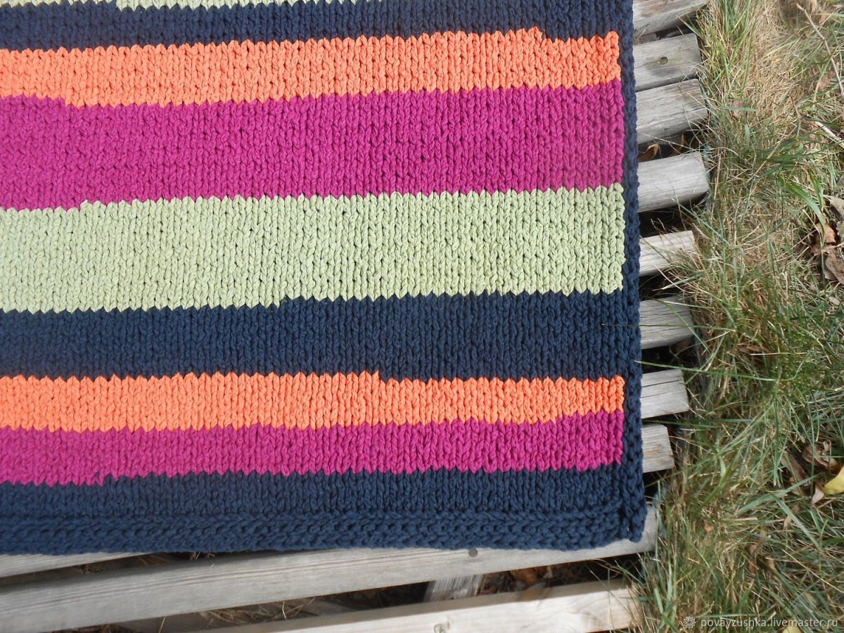 Вязаный полосатый коврик