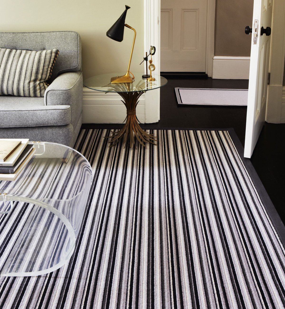 Ковер в черную полоску в интерьере