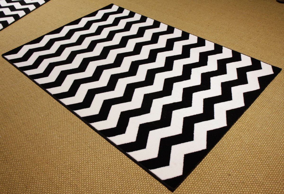 Белый ковер с геометрическим тиснением