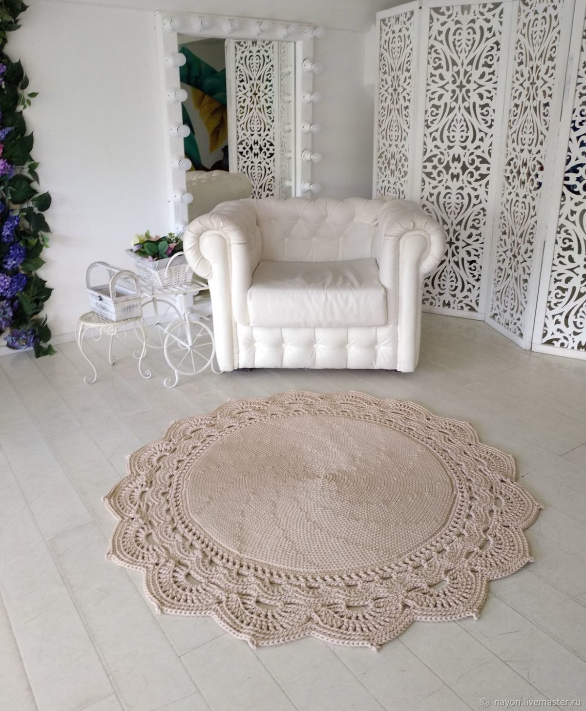 Круглый вязаный ажурный ковер